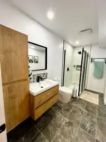 Spacious Renovated / EV Charger/Convience - Image 3