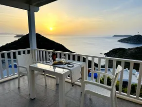 Villa with Breathtaking Views & Private Garden - Image 4