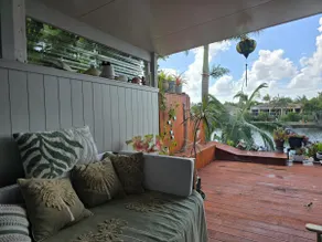 Relaxed Canal Front Townhouse with Beach Vibes - Image 2
