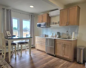 Renovated Deluxe King Studio Apt - Image 2