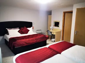 Large 1 Bedroom Suite for 5 - Image 5