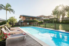 Spacious Broadwater family home,  huge  pool &  fantastic views - Image 5