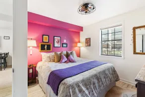 Pink Dreams - Walk to Live Music, Bars, Restaurants - Free Parking - Image 2