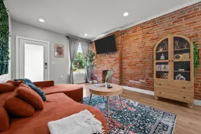 Stylish Townhome + Private Lounge | Free Parking - Image 2