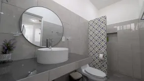 2C Deluxe studio with king size bed - Image 5