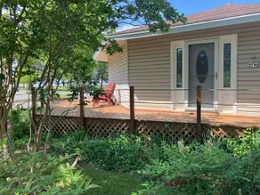 Nature retreat with water view - Image 2