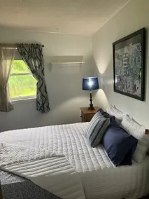 Nature retreat with water view - Image 4