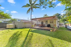 Scarness Cottage - Serene Queenslander by the Sea - Image 5