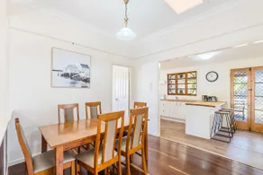 Scarness Cottage - Serene Queenslander by the Sea - Image 2