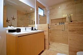 Luxury Coral View Suite - Image 3