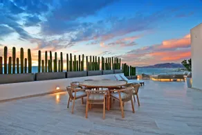 Luxury Coral View Suite - Image 4