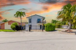 Walk to Coral Gables | Stylish Home & Sleeps 8! - Image 2