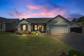 Cozy and luxurious Home with Pool 3BR 2BT - Image 2
