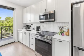 Urban 1BD Escape mins to DT w Gym, Wifi & Balcony - Image 4