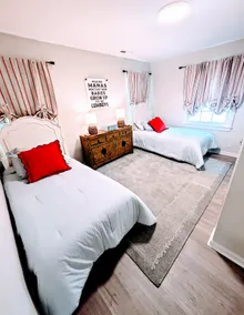 ”Sweet Home Flo” w/ King Bed, Walk to UNA - Image 5