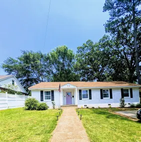 ”Sweet Home Flo” w/ King Bed, Walk to UNA - Image 2