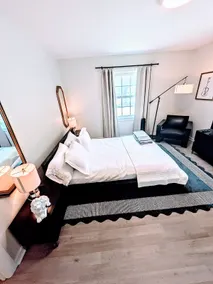 ”Sweet Home Flo” w/ King Bed, Walk to UNA - Image 4