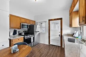 Lovely Historic 2bd/1ba home across from park, AC - Image 3