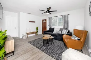 Private Fenced Yard - Near Beaches - Stylish Retreat - Image 2