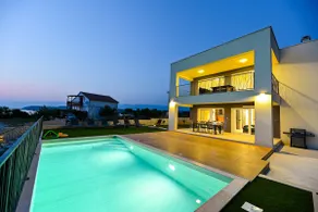 Villa Giovanni - family home with heated pool - Image 2