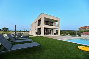 Villa Giovanni - family home with heated pool - Image 3