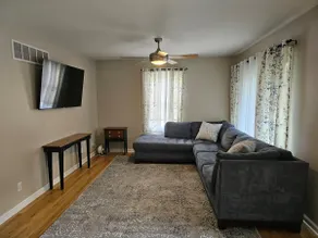 Cozy convenient home with a pool - Image 2