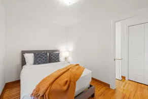 Stylish 3BR Urban Retreat near Christie Sleeps 6 - Image 4