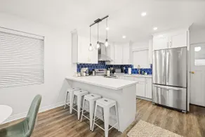 Stylish 3BR Urban Retreat near Christie Sleeps 6 - Image 2