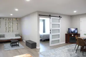 Swan Suite 2BR Luxury Apt - Image 2