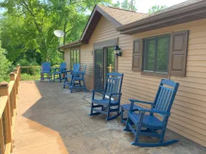 Riverfront Retreat Beautiful Views Sleeps 8 - Image 4