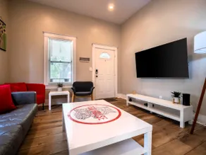 Historic Hotspot•Walk to Downtown Fun• Luxury Beds - Image 3