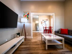 Historic Hotspot•Walk to Downtown Fun• Luxury Beds - Image 2