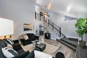 Stylish Spacious Home in Great Area Near Mountains - Image 2