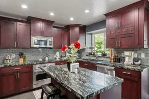 Stylish Spacious Home in Great Area Near Mountains - Image 3