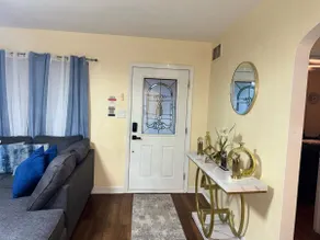 Cozy 3 bedrooms 2 bathrooms - Image 2