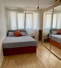 Steps away from tourist attractions and the subway! - Image 5