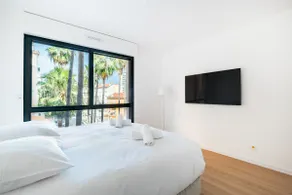 Luxury 3-Bedroom Apartment with Sea View - Image 5