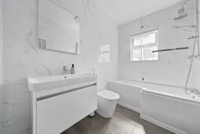 Stylish Modern 3 Bedroom Home with Garden - Image 2