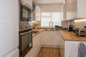 Southampton House Sleeps 8 - Parking Contractors! - Image 5