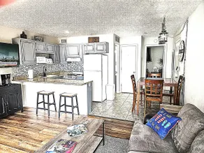 Cozy, Clean, Lake Front, King Bed - Image 3