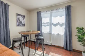 Historical Art Deco Central Downtown - Sleeps 4 - Image 3