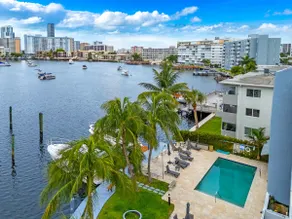 Waterfront Luxe Condo Walking Distance to Beach - Image 5