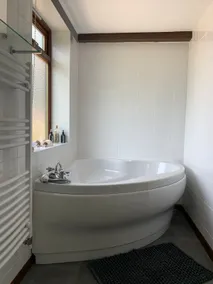 Idyllic en suite with garden view - Image 3