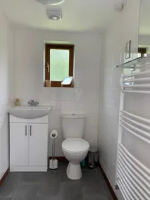 Idyllic en suite with garden view - Image 4