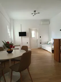 Renovated apartment in Adelianos Kampos - Image 3