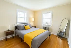 Large apt 1st fl walk to Downtown/train station - Image 4