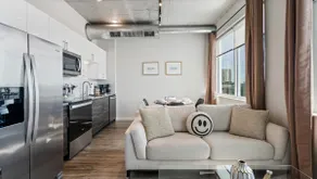 Cozy Retreat, Rooftop Pool, Short Drive to Pier - Image 2
