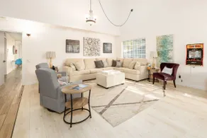 5 Bedroom Home With Firepit - Image 4