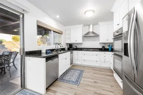 5 Bedroom Home With Firepit - Image 5