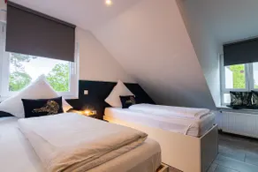 Modern twin room with private bathroom - Image 3